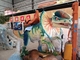 เด็ก ๆ ขี่ไดโนเสาร์ในสวนสนุกสำหรับอุปกรณ์ความบันเทิง