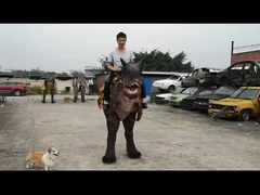 การทําด้วยมือ การจําลอง Animatronic ดินโซเสื้อในงานเลี้ยงเสื้อ